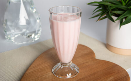 VLCD strawberry shake in a milkshake glass